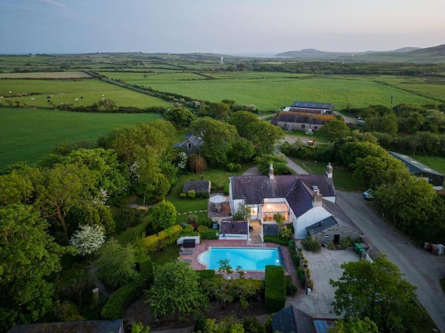 Plas Newydd With Swimming Pool, Fire Pit, And Log Fires Villa Rhiw Екстериор снимка